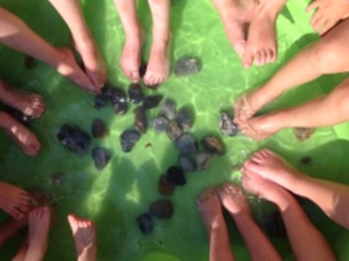 Børn med fødderne i vand